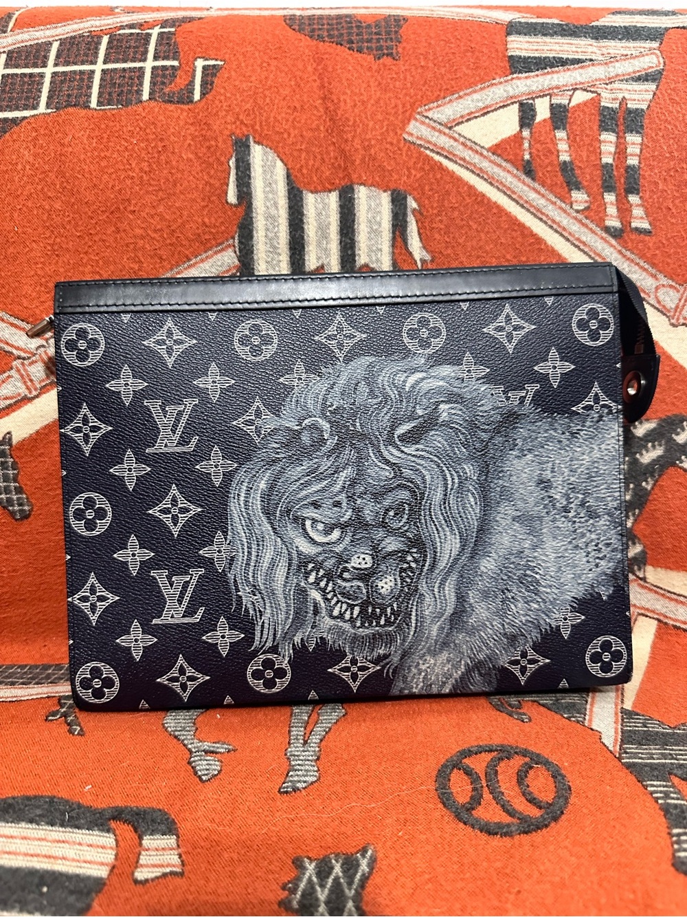 Louis Vuitton ❤️🌟 TA1107 Chapman Lion Graphic Toiletry Pochette ⭐️